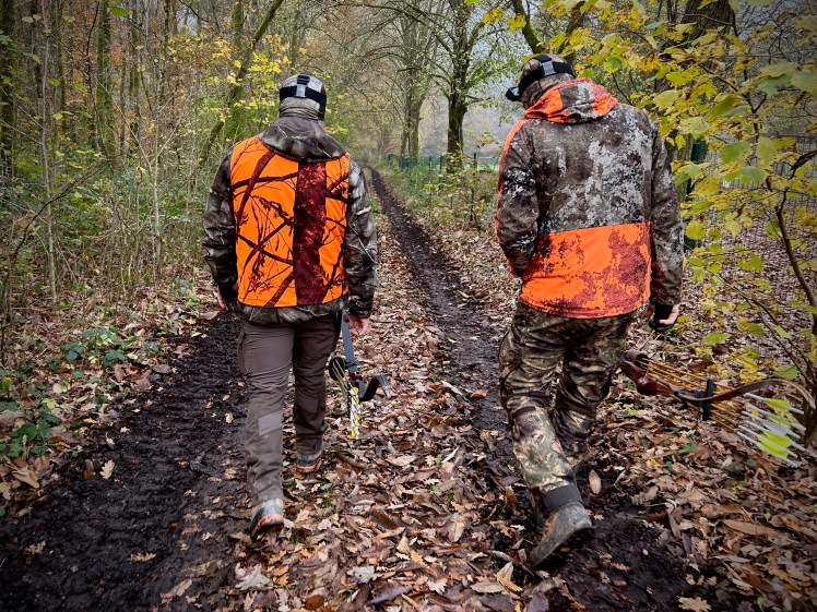 Archers rejoignant leurs postes lors d'une battue à l'arc dans les Ardennes françaises