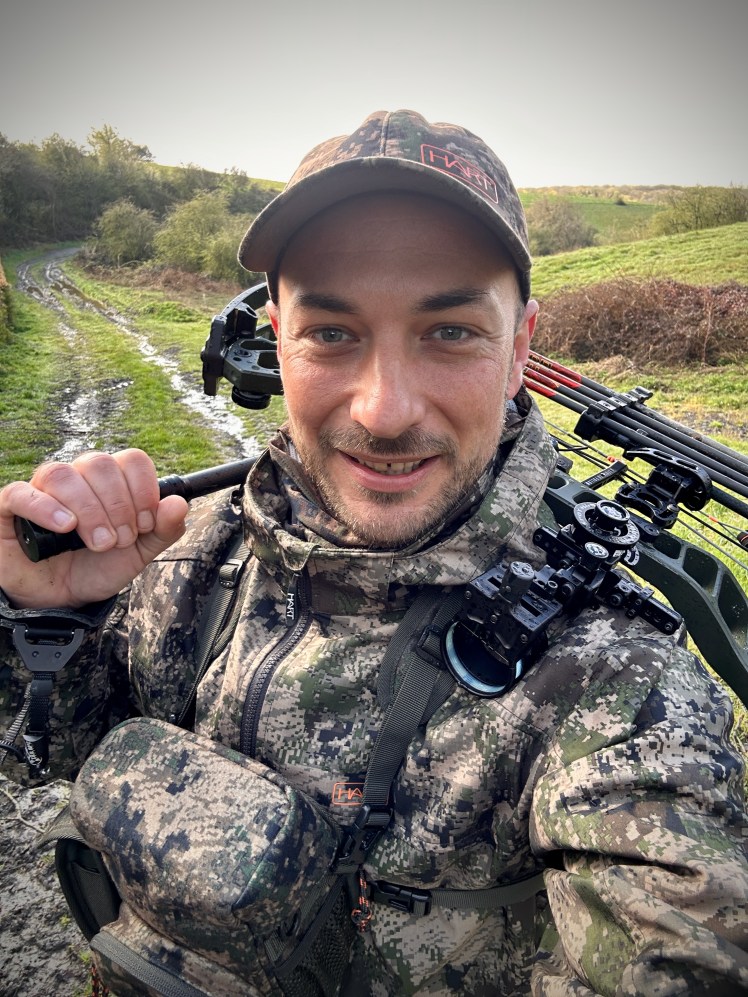Portrait de Fabrice lors d’une sortie de chasse à l’arc