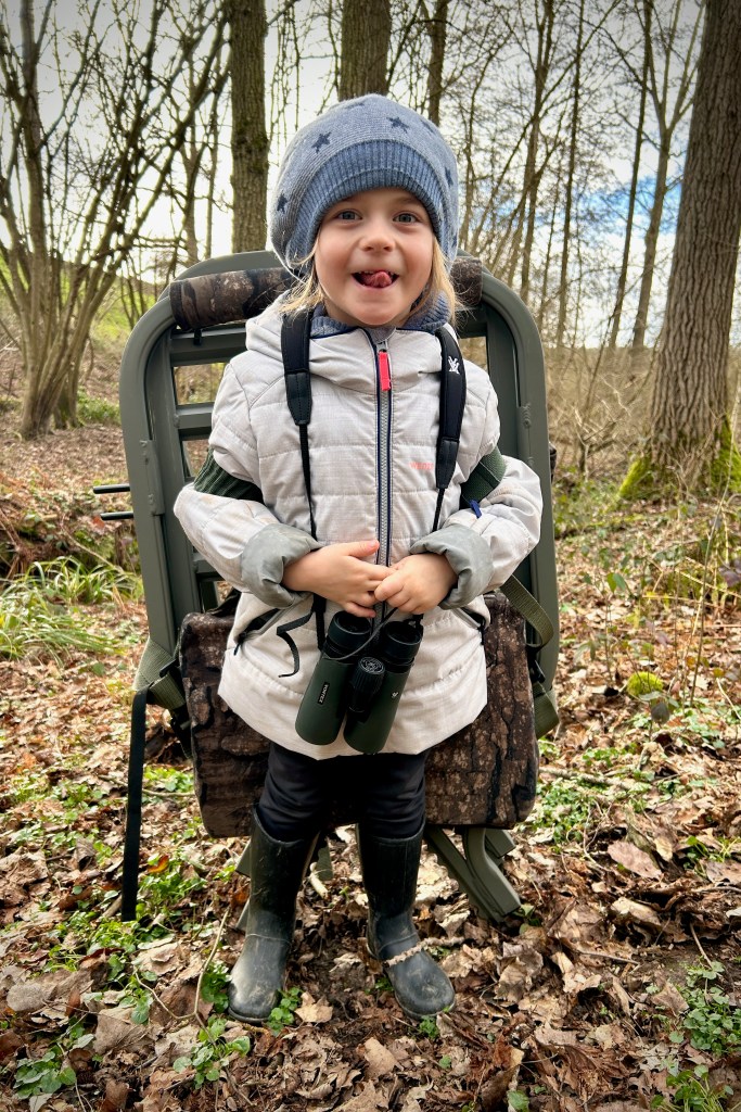 Ma fille observant la nature avec des jumelles en forêt