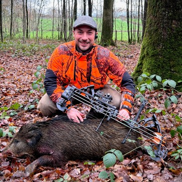Chasseur à l'arc posant avec son premier sanglier prélevé lors d'une battue à Lompret en Belgique