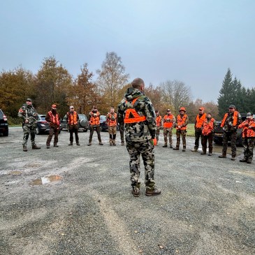 Rond de chasse réunissant plusieurs archers avant une battue à l'arc dans les Ardennes françaises