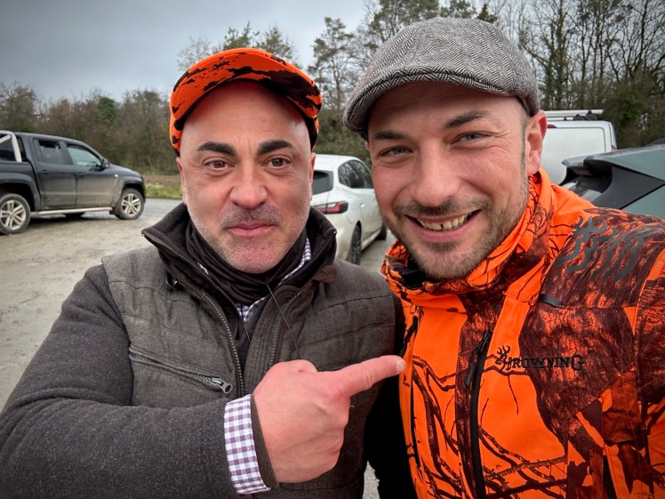 Photo souvenir avec Stefano après un premier sanglier prélevé à l'arc