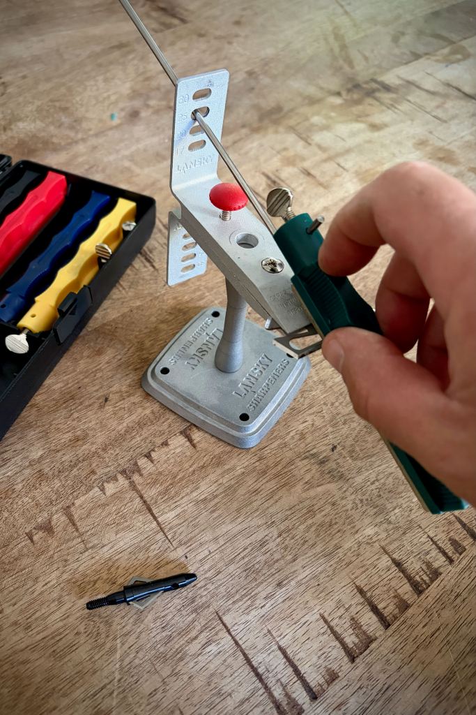 Affûtage d'une lame Magnus Stinger avec la pierre medium du système Lansky Deluxe