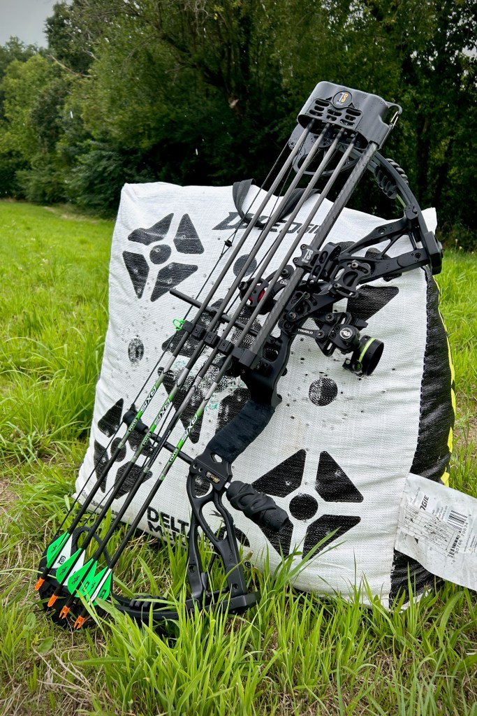 Arc à poulies prêté à Logan pour préparer sa première journée de chasse à l'arc