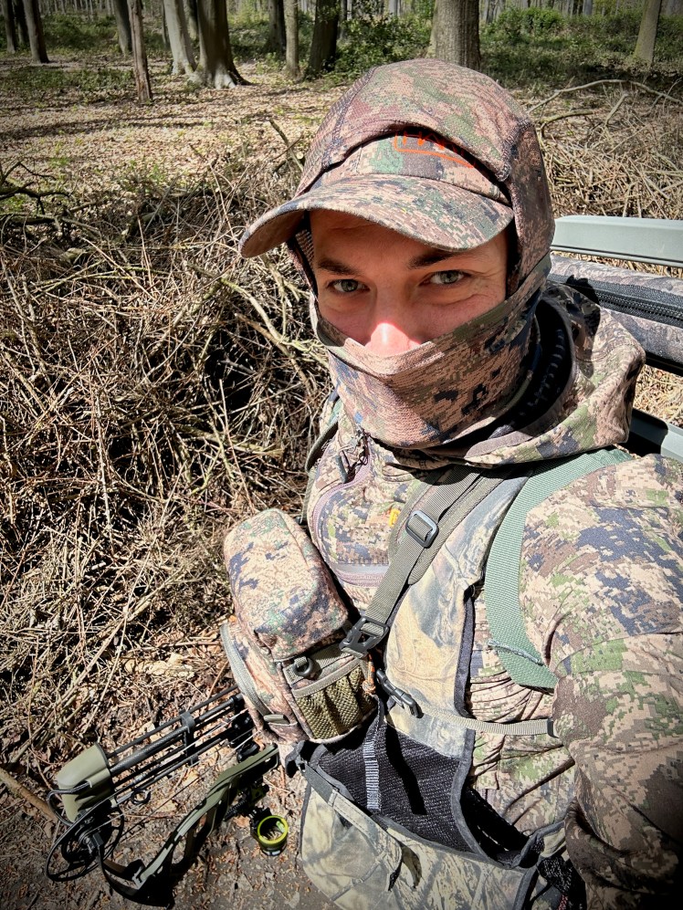 Chasseur à l'arc équipé d'une Hart Ibice Hoodie lors d'une approche avec son treestand