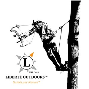 Archer en position de chasse suspendue avec le logo Liberté Outdoors.