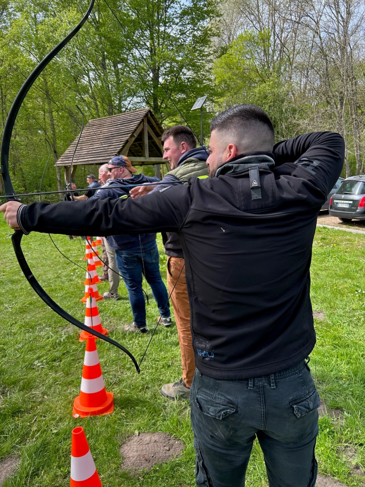 Logan lors de sa Journée de Formation Obligatoire chasse à l'arc en France en avril 2025