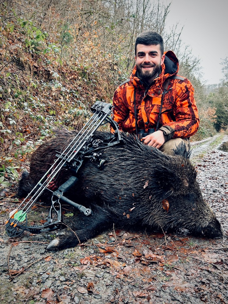 Logan aux côtés de son premier verrat prélevé lors de sa première journée de chasse à l'arc à Thilay