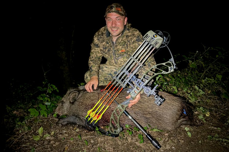 Chasseur à l’arc avec un verrat prélevé lors d’un premier affût à Thilay