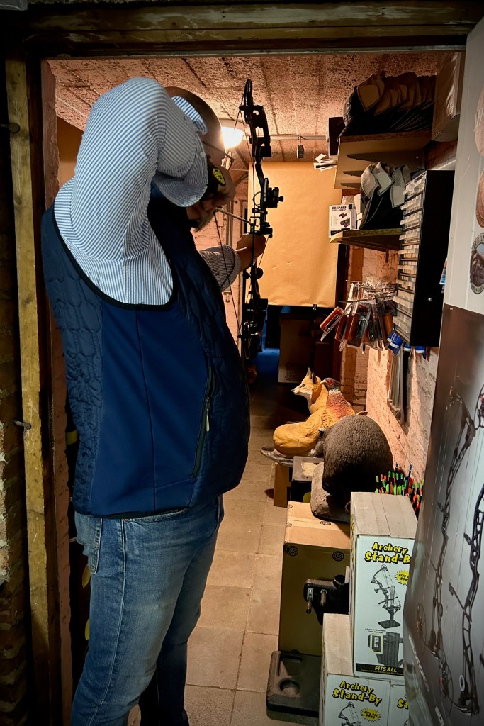 Laurent Duvivier réglant un arc dans son atelier