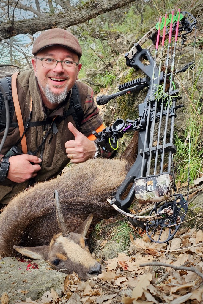 Laurent Duvivier posant avec un isard dans les montagnes