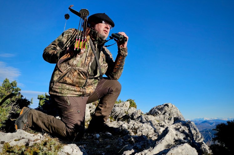 Laurent Duvivier observant la montagne aux jumelles avant une approche