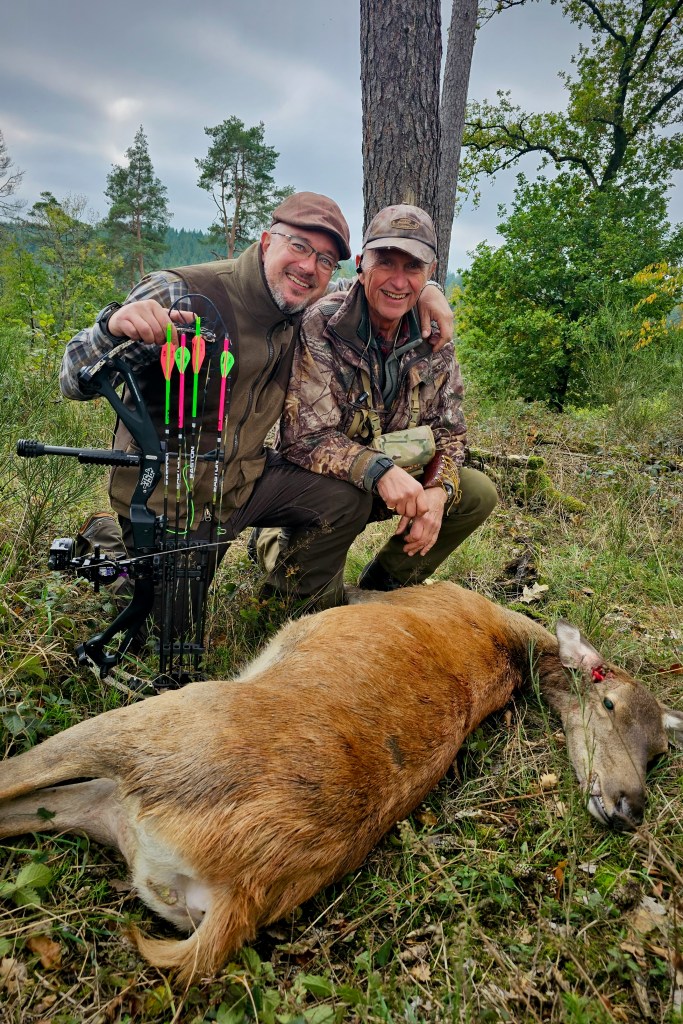 Laurent Duvivier et son père devant une biche prélevée à l'arc