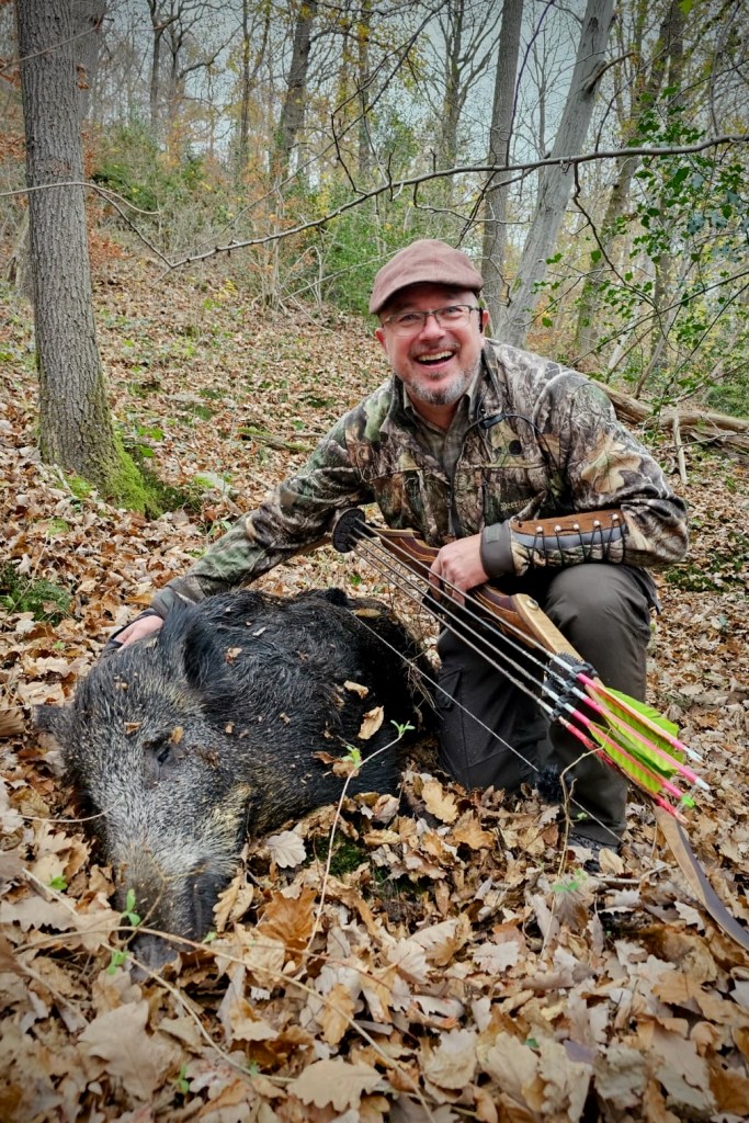 Laurent Duvivier posant avec un sanglier prélevé à l'arc en Belgique