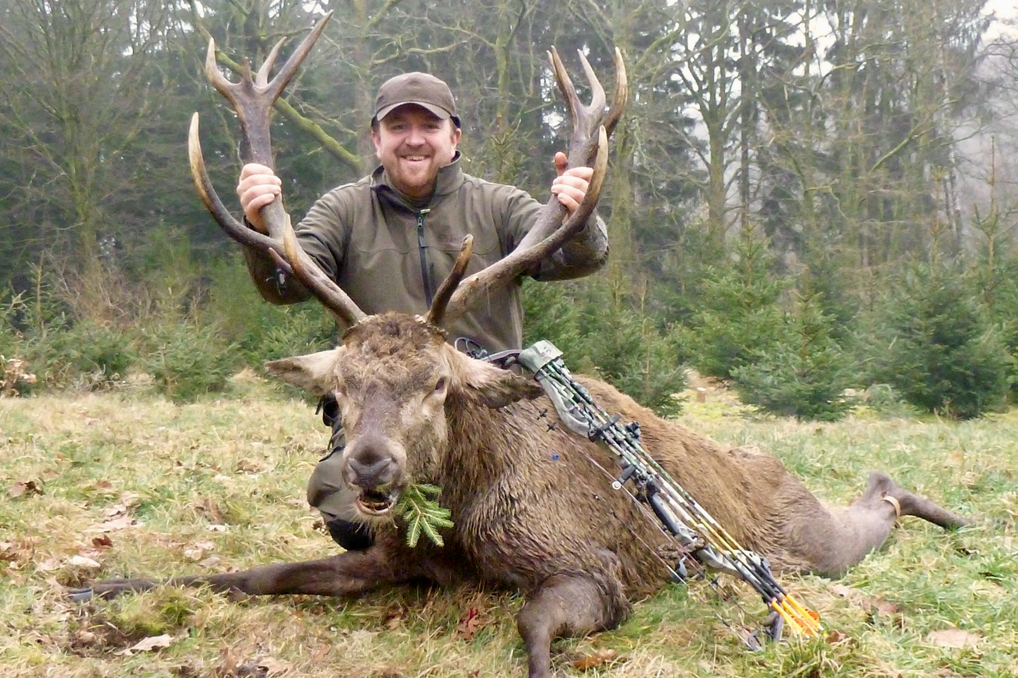 Jean Galoppin avec un cerf prélevé à l’arc