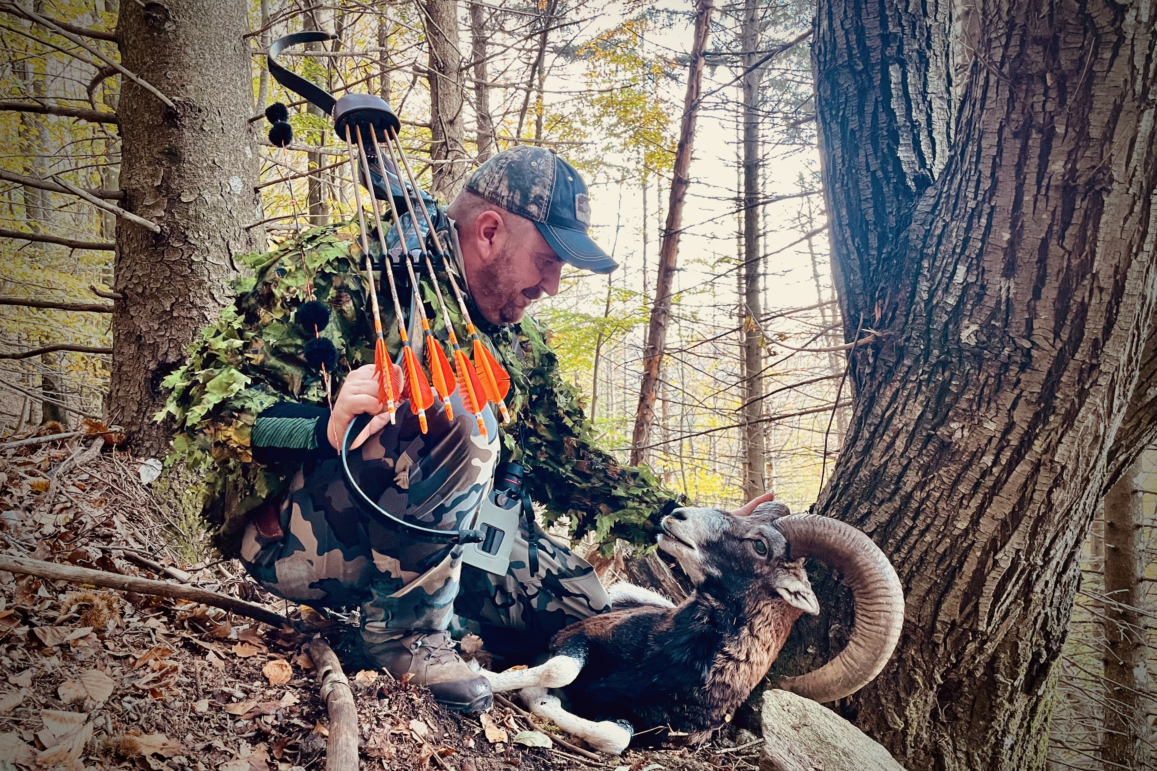 Jean Galoppin avec un mouflon et son arc traditionnel