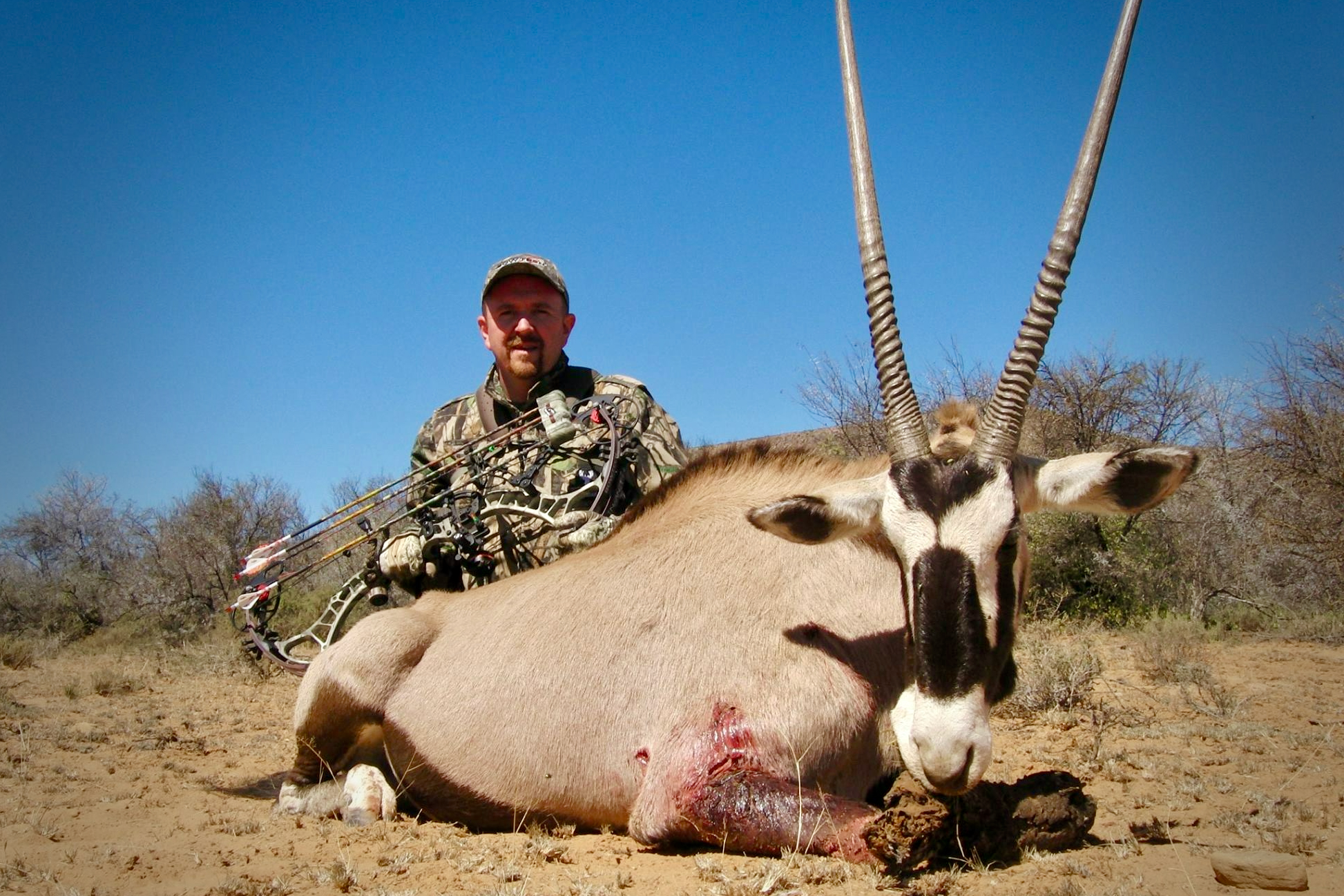 Jean Galoppin avec un oryx prélevé à l’arc en Afrique