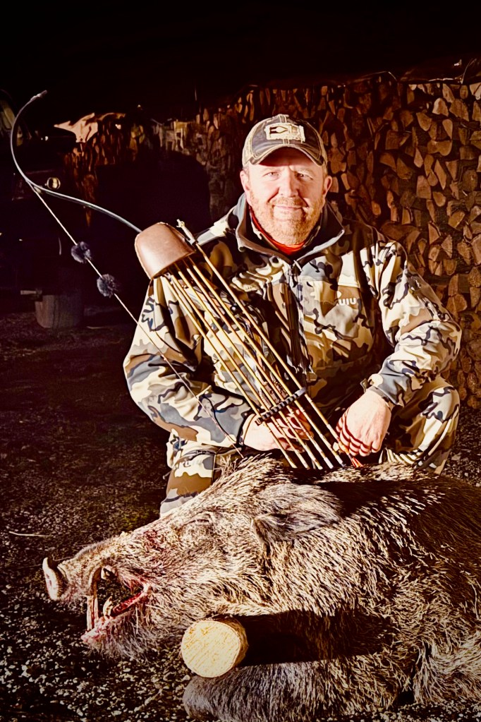 Jean Galoppin avec un sanglier prélevé à l’arc traditionnel