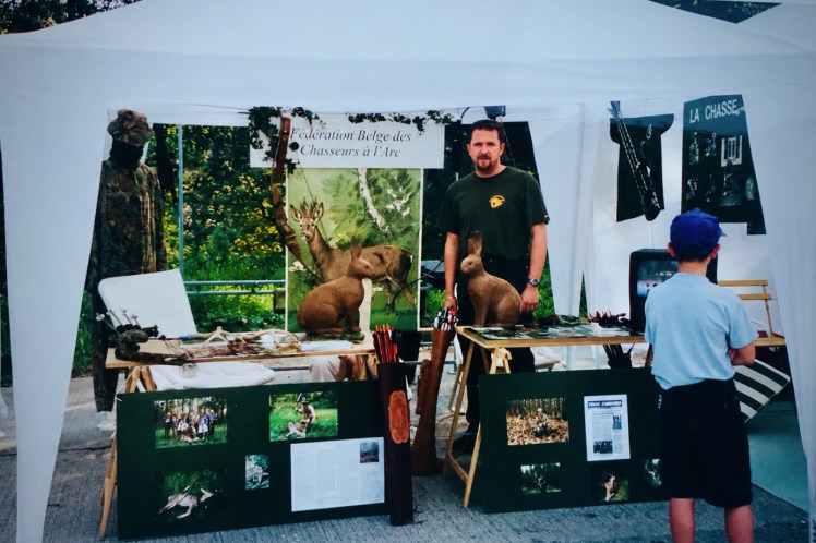 ean Galoppin sur un stand de la Fédération Belge des Chasseurs à l’Arc