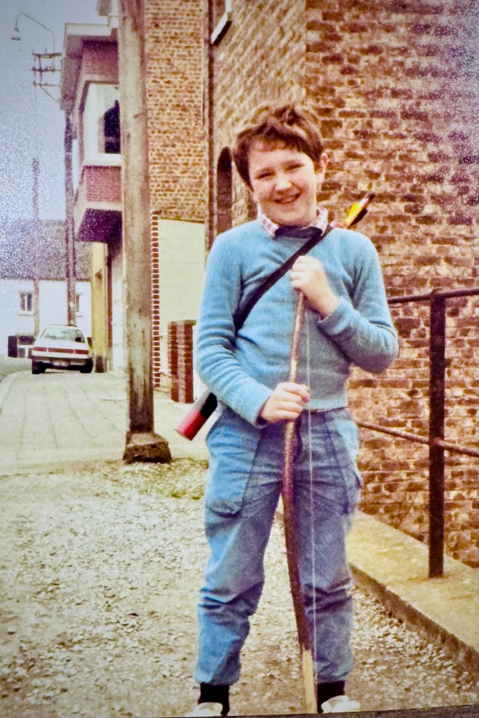 Jean Galoppin jeune avec un arc