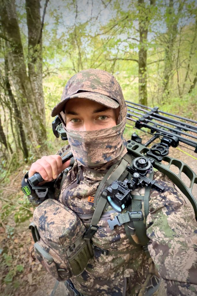 Fabrice en tenue camouflage avec son arc à poulies lors de l'ouverture des battues 2026